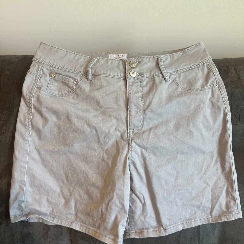 Curve Appeal Light Gray Women's Shorts size 14 EUC